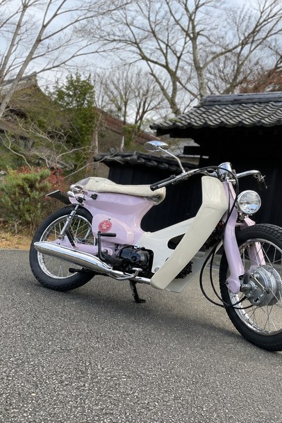 瓦屋根の建物の前に停めたマチカブ