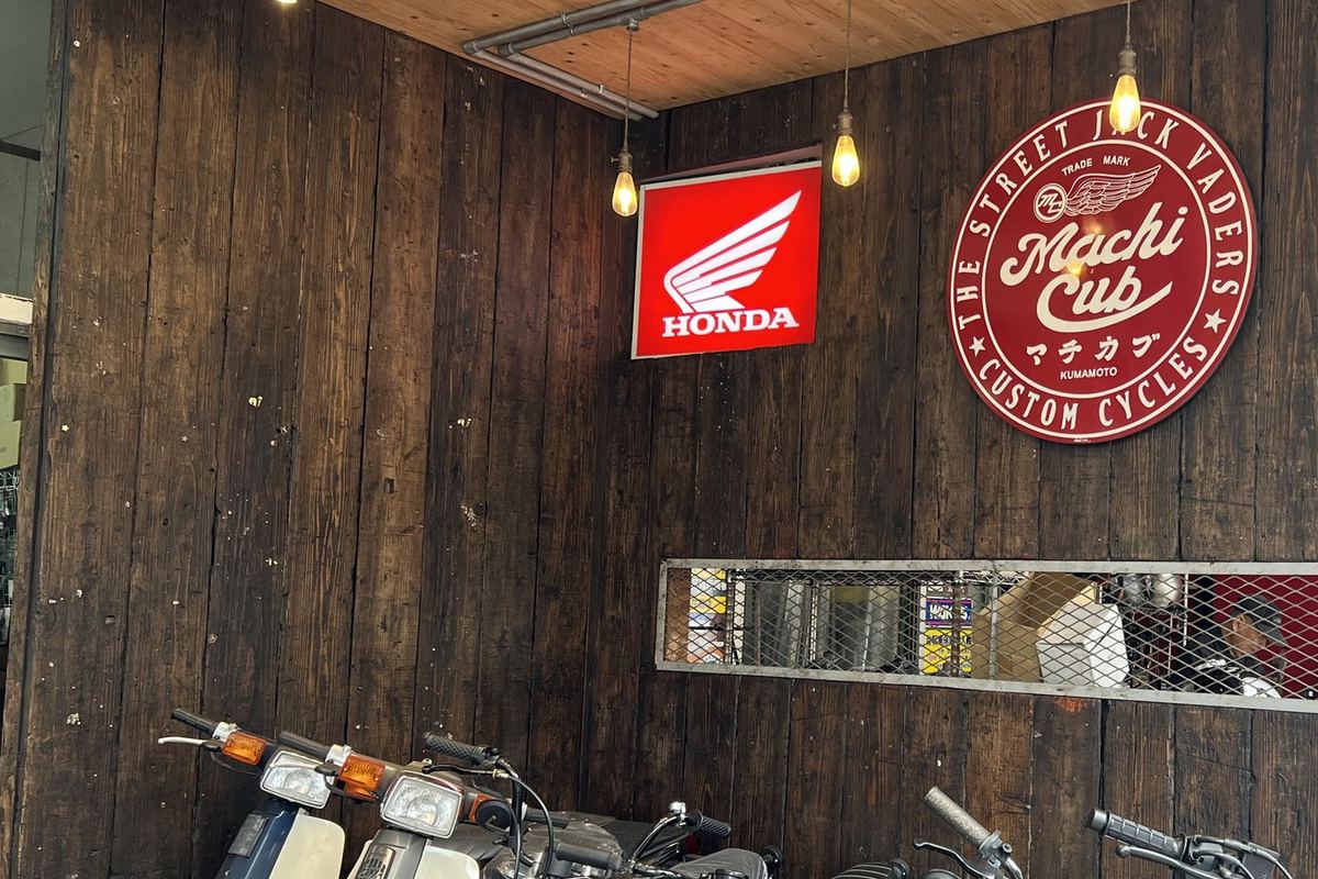 店の壁のHONDAの看板とマチカブの丸看板