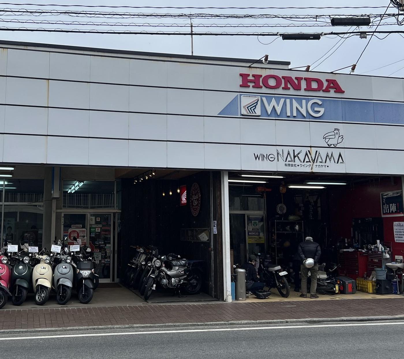 熊本市西区島崎のウイングナカヤマの店構え。HONDA WING の看板の下にバイクが並んでいる